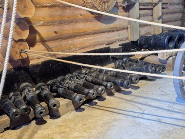 Eski Kazak topları ve Khorytsia adasındaki yeniden inşa müzesinde bulunan diğer silahlar..