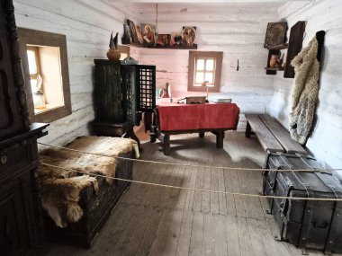 Khorytsia adasındaki yeniden inşa müzesinde ev eşyaları olan tipik Kazak kulübeleri..