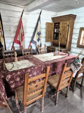 Khorytsia Adası 'ndaki bir müzedeki Kazak kulübesinde bir masanın kopyası. Ukrayna.