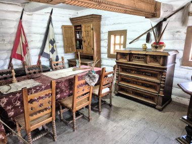 Khorytsia Adası 'ndaki bir müzedeki Kazak kulübesinde bir masanın kopyası. Ukrayna.