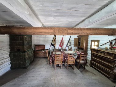 Khorytsia Adası 'ndaki bir müzedeki Kazak kulübesinde bir masanın kopyası. Ukrayna.