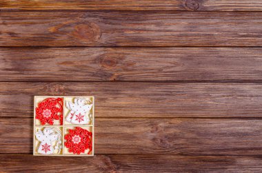 Noel ya da yeni yıl ağacının arka planında bir kutu kırmızı ve beyaz Noel ağacı süslemesi. Banner, kartpostal için form hazırla. Uzayı kopyala, düz yat. Yukarıdan görüntüle