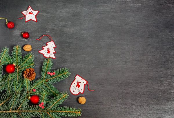 나무와 크리스마스 장난감 원추형 견과류 가문비나무 가지등이 배경에 엽서찍어 크리스마스 — 스톡 사진