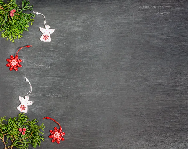 나무로 빨간색과 흰색의 크리스마스 장난감과 배경에 주니퍼 가지가 엽서찍어 크리스마스 — 스톡 사진