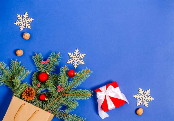 크리스마스 장난감 솔방울 쇼핑백에 전나무 배경에 눈송이 엽서찍어 크리스마스 2021 — 스톡 사진