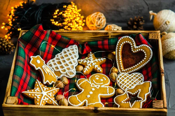 圣诞姜饼饼干装饰着糖白色的糖霜在一个黑色背景的木盒 圣诞花环圣诞玩具 圣诞节和新年假期的概念 2021年 特写镜头 — 图库照片
