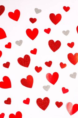 Beyaz arka planda kırmızı romantik kalpler deseni. Sevgililer Günü. Aşk konsepti. Yukarıdan bak. Dikey yönelim