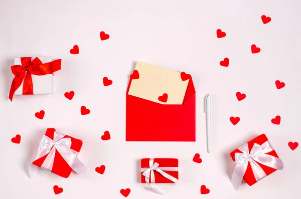 Valentýn Blahopřání Červenými Srdci Dárkové Krabice Bílém Pozadí Kopírovacím Prostorem — Stock fotografie