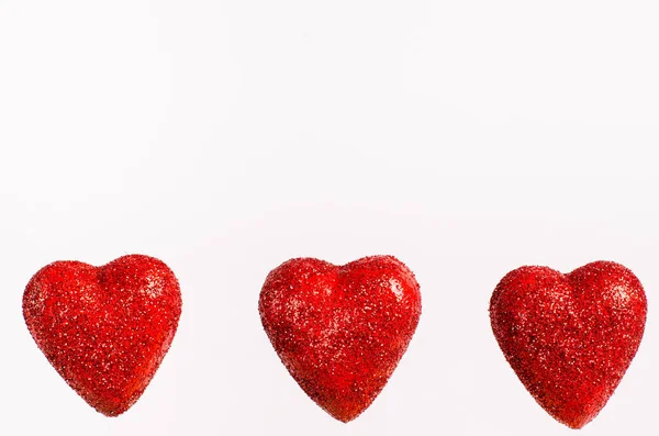 Srdce červená třpytí na Valentýna na lesklém pozadí. — Stock fotografie