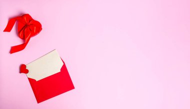 Kırmızı zarflı sevgililer günü tebrik kartı ve pembe arka planda fotokopi alanı olan hediye kutusu. Yukarıdan bak. Düz yatıyordu. Metin için yer, pankart.