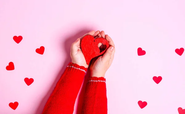 Mãos Criança Seguram Coração Vermelho Madeira Fundo Rosa Conceito Amor — Fotografia de Stock