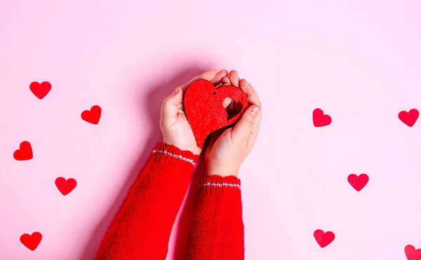 Les Mains Enfant Tiennent Cœur Rouge Bois Sur Fond Rose — Photo