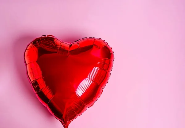Rode Hartballon Een Roze Achtergrond Love Concept Kopieerruimte Platte Lay — Stockfoto