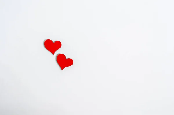 Corações Madeira Vermelhos Perto Fundo Branco Conceito Amor Espaço Cópia — Fotografia de Stock