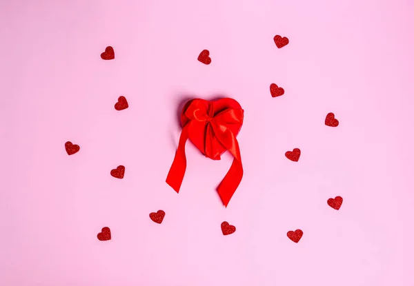 Červená Dárková Krabice Stuhou Srdíčky Růžovém Pozadí Láska Koncept Kopírovací — Stock fotografie