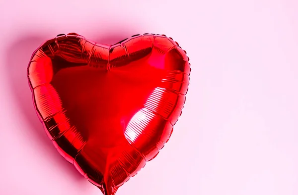 Rode Hartballon Een Roze Achtergrond Love Concept Kopieerruimte Platte Lay — Stockfoto