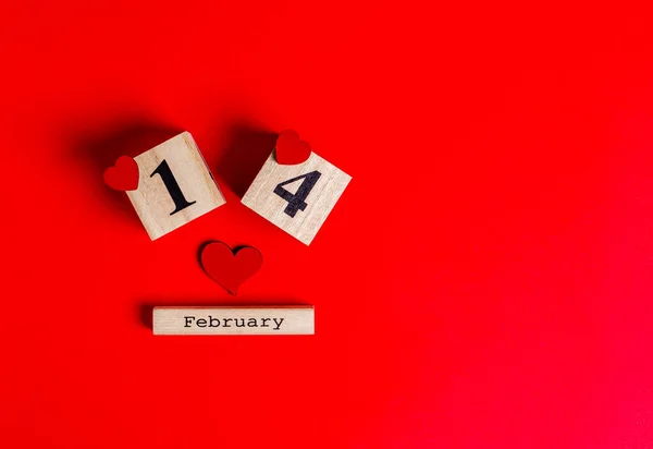 Dřevěný Kalendář Datem Února Srdíčky Červeném Pozadí Láska Koncept Kopírovací — Stock fotografie