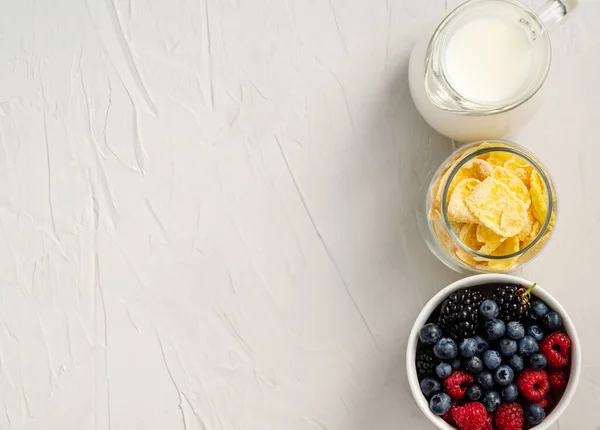 Свіжі Ягоди Кукурудзяні Пластівці Молоко Інгредієнти Закуски Або Сніданку Білому — стокове фото