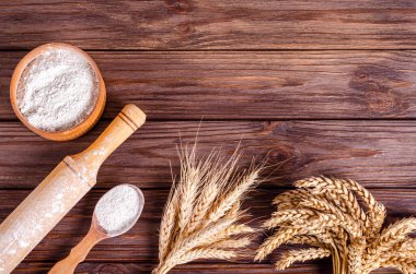 Ahşap zemin üzerinde çavdar ve buğday dikenleri. Boşluğu, düzlüğü, metin için alanı kopyala. Yakın plan..