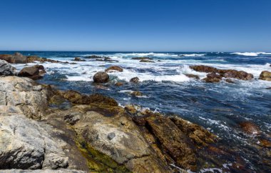 Pasifik Okyanusu dalgaları Orta Şili 'deki kayalara çarpıyor