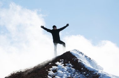 Tırmanıcı bir dağın zirvesinde