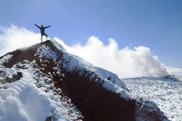 Klimmer op de top van de vulkaan Avatsja — Stockfoto