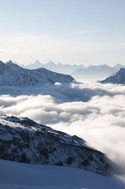 Bulutların arkasına azalan dağ yamacında