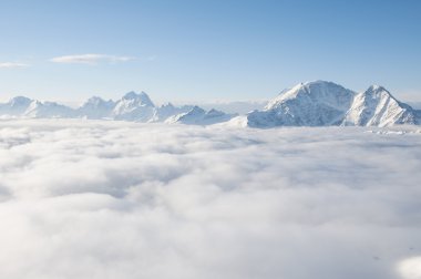 Bulutun içinden yapışmasını dağ Zinciri
