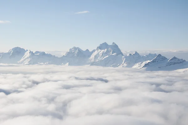Crinale di montagna sporgente dalle nuvole — Foto Stock
