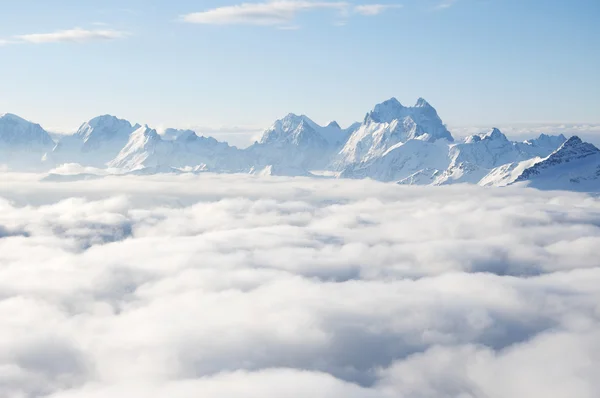 Bergkette ragt aus Wolken — Stockfoto