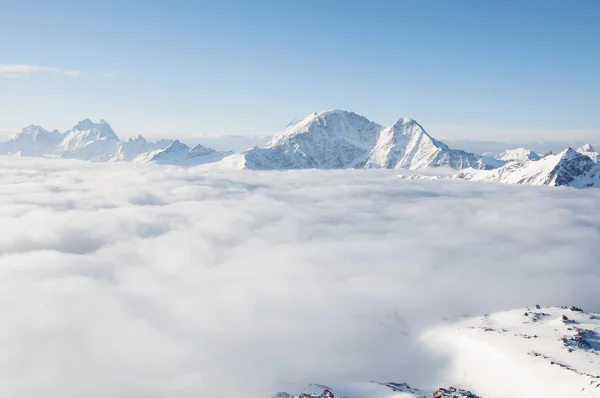 Montagnes et nuages Image En Vente