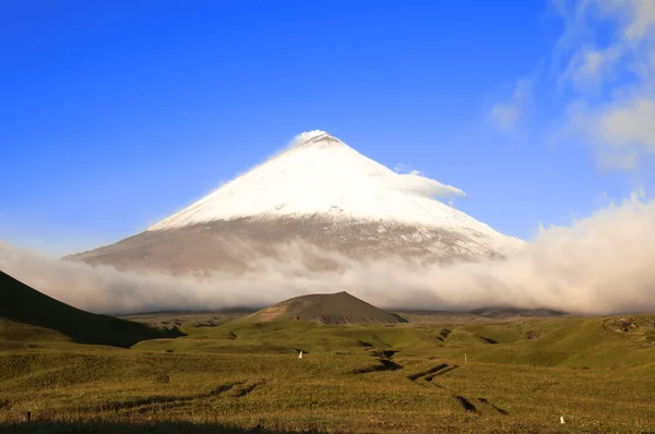 Vulcão de Klyuchevskaya Sopka de manhã cedo — Fotografia de Stock