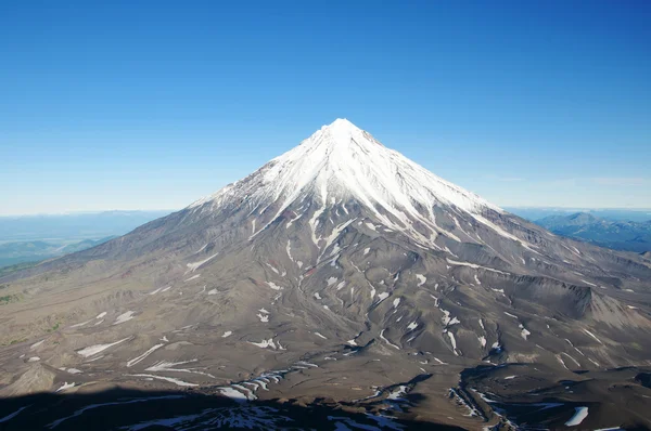 Vackra snöklädda Koryaksky vulkan — Stockfoto