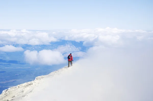 Lone hiker is walking on the clouds — Stock Photo, Image