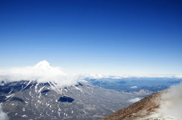 Vues du volcan Koryaksky depuis le bord du cratère d'Avachinsky Sopka Images De Stock Libres De Droits