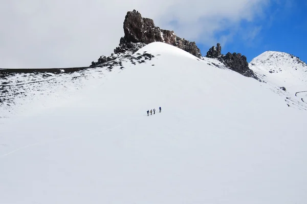 Klättrare är på snö sluttning — Stockfoto