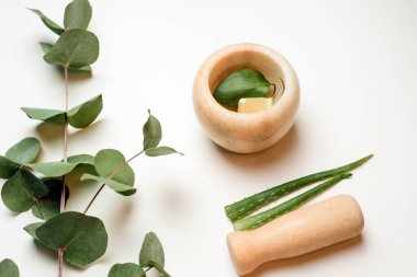 Doğal organik botanik, alternatif bitki ilaçları, doğal cilt bakım ürünleri. Beyaz arka planda doğal kozmetik ürünleri oluşturulması