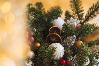 Yakından çekilmiş güzel bir noel ağacı ve Noel ağacında parlayan ışıklar. Tatil arkaplanı