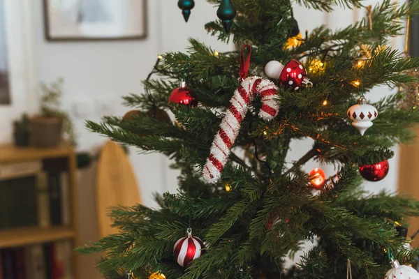 Detailní fotografie krásné zdobené vánoční stromeček a zářící světla na vánoční stromeček. Rekreační pozadí — Stock fotografie