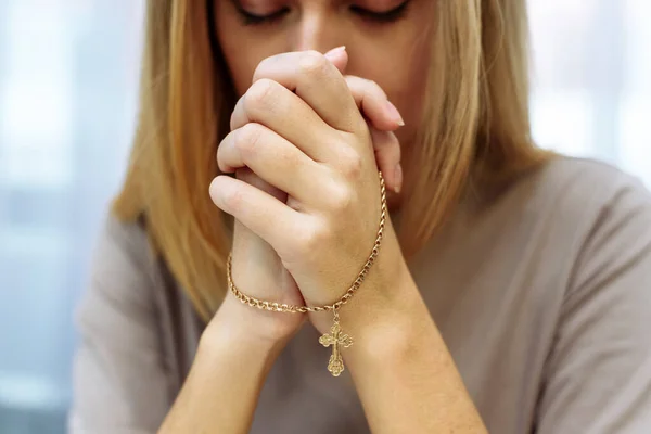 Bonita jovem bonita dobrou as mãos em oração. Uma mulher pede ajuda a Deus — Fotografia de Stock