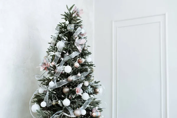 Primer plano de la decoración del árbol de Navidad con bolas de brillo rosa, plateado y blanco. Árbol de Navidad natural en la decoración del año nuevo en tonos rosados —  Fotos de Stock