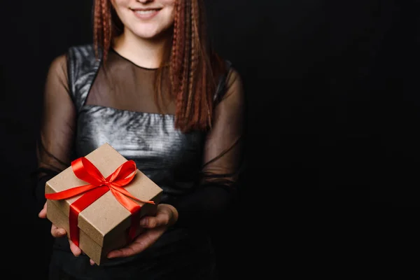 Manos femeninas sosteniendo una caja de regalo en un gesto de dar. De cerca. Copiar espacio. Navidad, año hew, concepto de cumpleaños — Foto de Stock