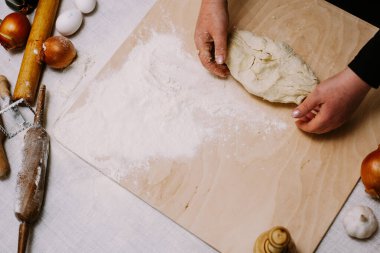 Fırında kadın elleriyle hamur topluyor. Mutfak, yemek pişirme, fırın konsepti