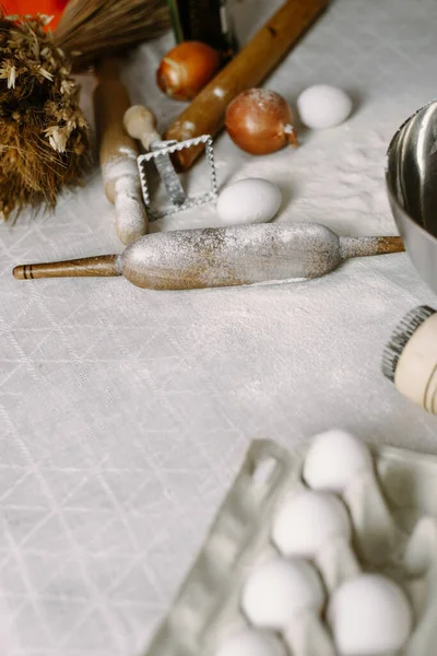 Hamur yapan ürünlerle dolu sıcak bir ev mutfağı. Evde pişir.