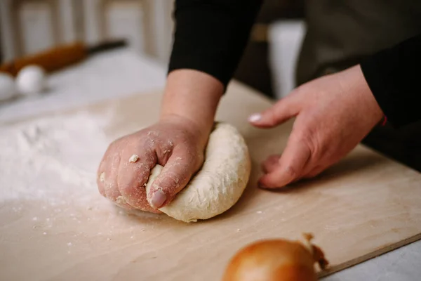 Haciendo masa por las manos femeninas en la panadería. Culinario, cocina, concepto de panadería — Foto de Stock