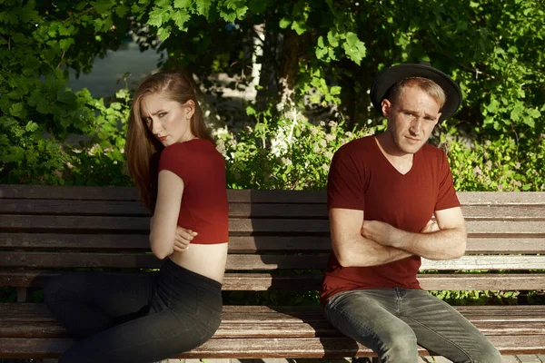 Een paar gaan uit elkaar. De jongen en het meisje zitten weer bij elkaar. — Stockfoto