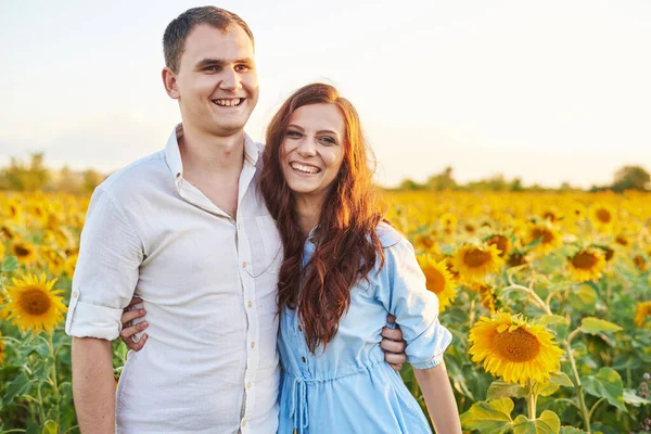 Lächelndes, glückliches Brautpaar in einem Sonnenblumenfeld. Das Konzept der Liebe, des gegenseitigen Respekts und der richtigen Beziehungen — Stockfoto