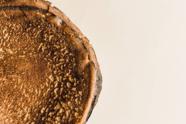 Shrovetide 'de beyaz arka planda izole edilmiş bir krep yığını.