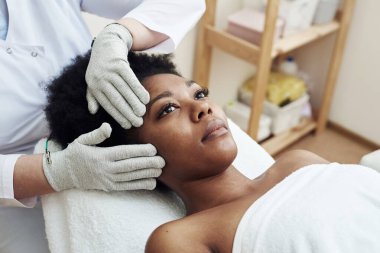 Mikro-akım terapi ile yüz gençleştirme. Lenfatik drenaj masajı. Yüz ve vücut elektro uyarımları ve kas tonlaması için mikro duyusal BIO EMS mikro akım tedavisi.