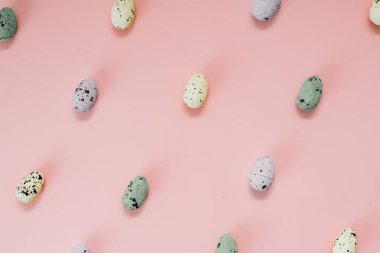 Bıldırcın yumurtası. Pembe arka planda farklı bıldırcın yumurtaları. Paskalya konsepti. Düz konum, üst görünüm, kopyalama alanı